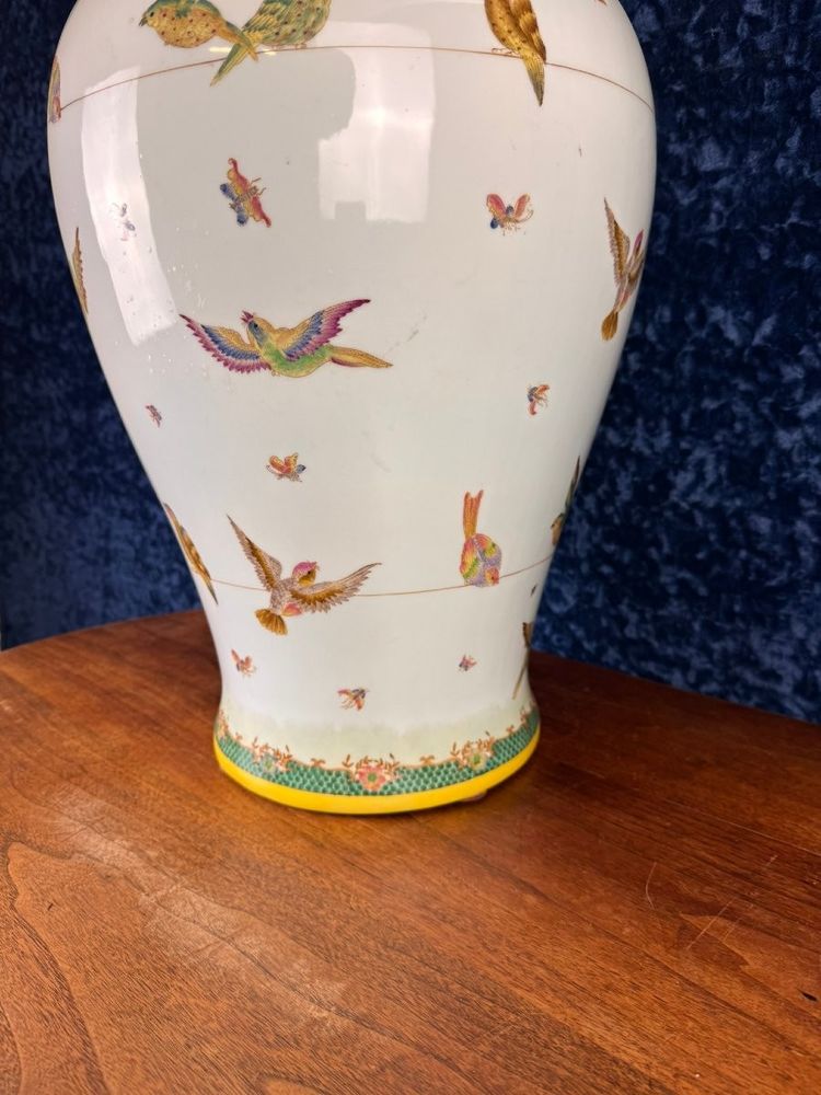 Grande potiche couverte en porcelaine à décor d'oiseaux en vol circa 1930