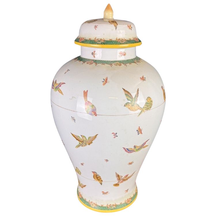 Grande potiche couverte en porcelaine à décor d'oiseaux en vol circa 1930