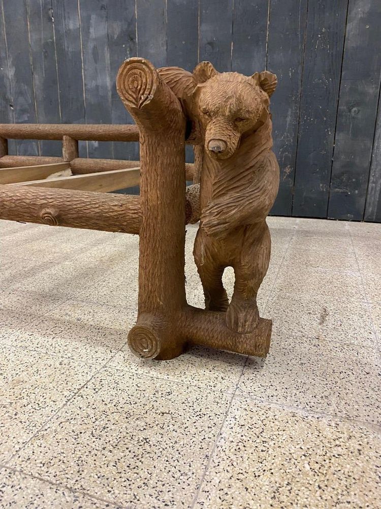 Un Lit Ou Day-bed En Bois Sculpté A Décor d'Ours Dans Le Style De La Forêt Noire,
