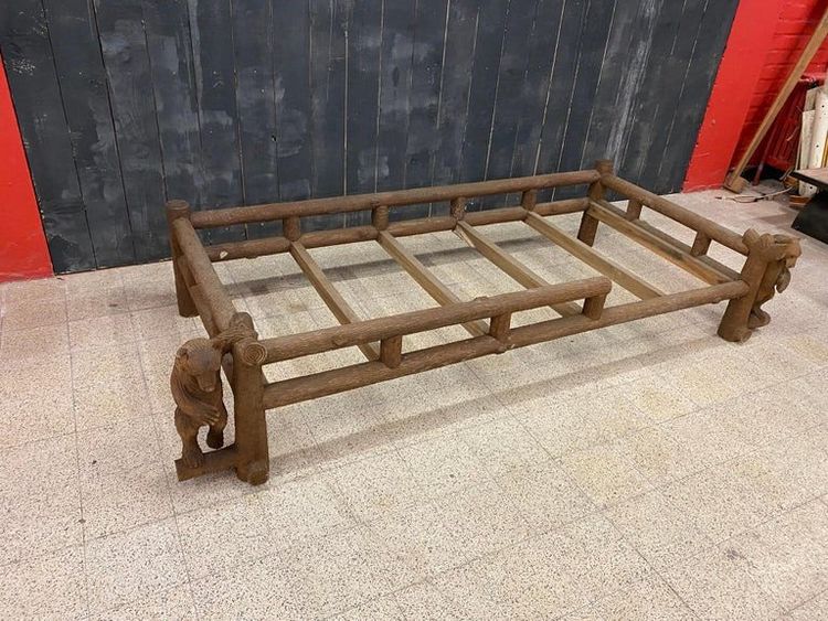 Un Lit Ou Day-bed En Bois Sculpté A Décor d'Ours Dans Le Style De La Forêt Noire,
