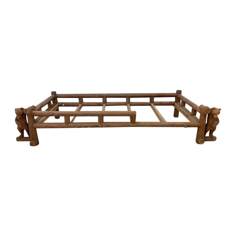 Un Lit Ou Day-bed En Bois Sculpté A Décor d'Ours Dans Le Style De La Forêt Noire,