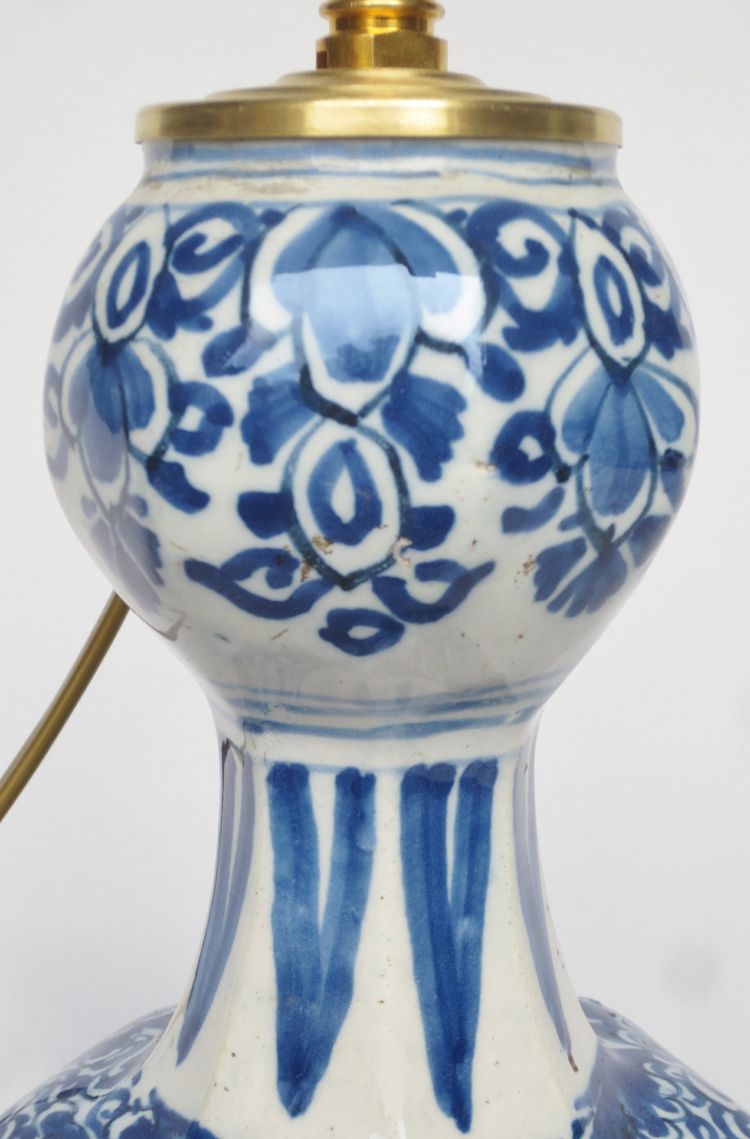 Lampe aus Delfter Steingut, 18. Jahrhundert.   