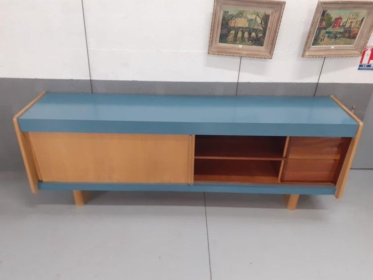 Grande credenza, 1950 circa, in frassino e laminato, nello stile di Charlotte Perriand