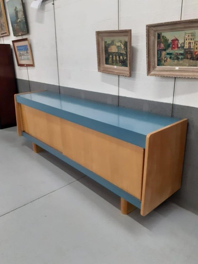 Grande credenza, 1950 circa, in frassino e laminato, nello stile di Charlotte Perriand