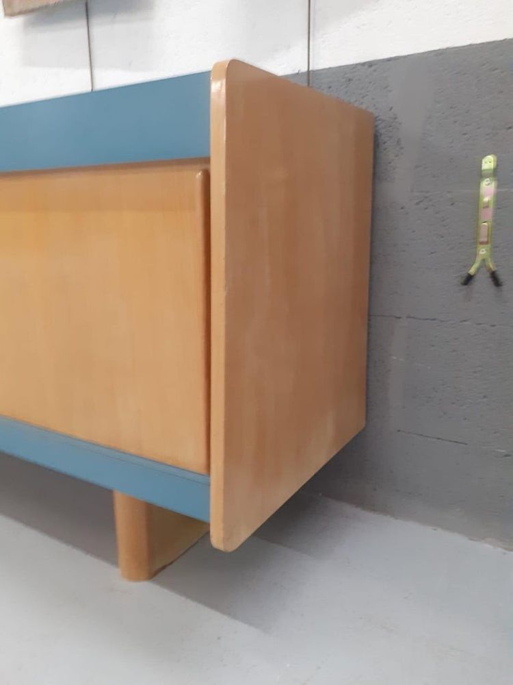 Grande credenza, 1950 circa, in frassino e laminato, nello stile di Charlotte Perriand