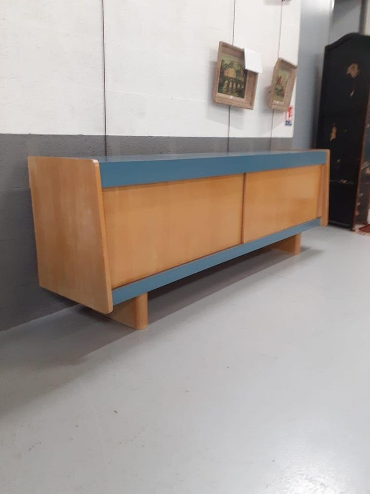 Grande credenza, 1950 circa, in frassino e laminato, nello stile di Charlotte Perriand