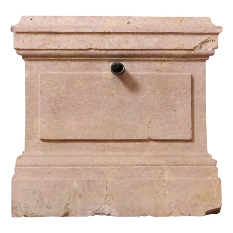 Neoklassischer Steinbrunnen