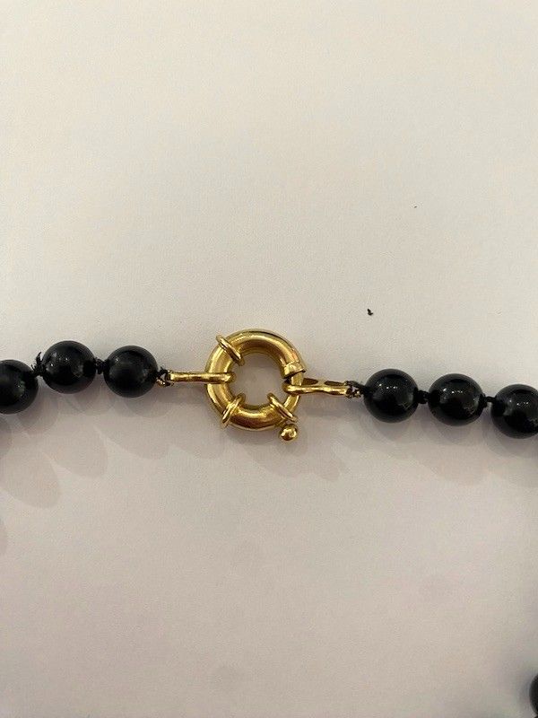 Schwarze Perlenkette und Befestigung aus 18k Gold