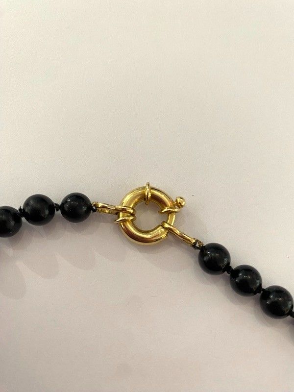 Schwarze Perlenkette und Befestigung aus 18k Gold