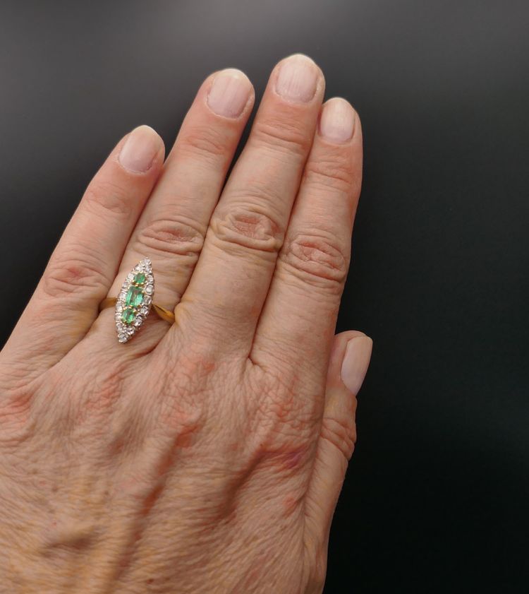 Marquise Ring Smaragde Und Diamanten im Rosenschliff, Gold Und Platin.