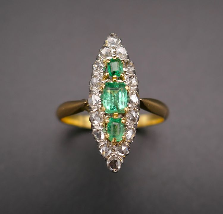 Marquise Ring Smaragde Und Diamanten im Rosenschliff, Gold Und Platin.