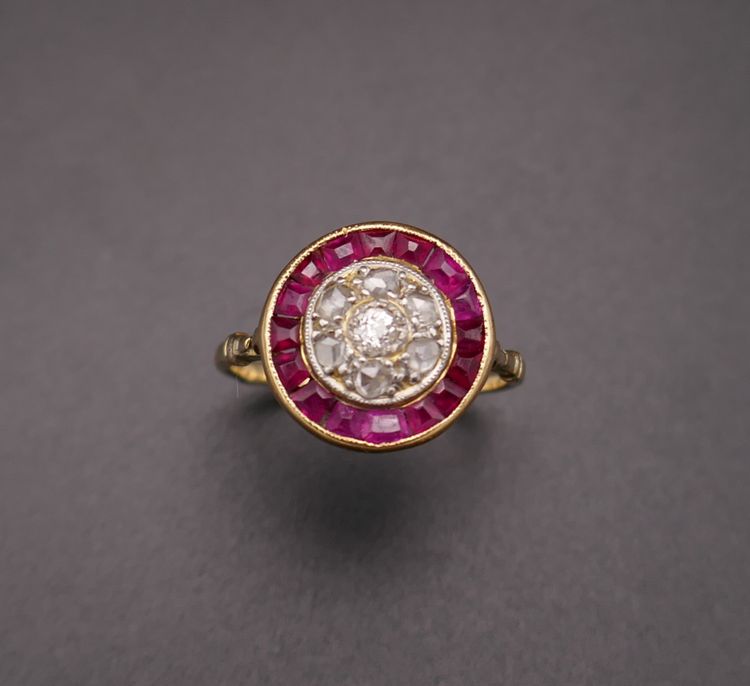 Anello Art Déco con diamanti e rubini calibrati.