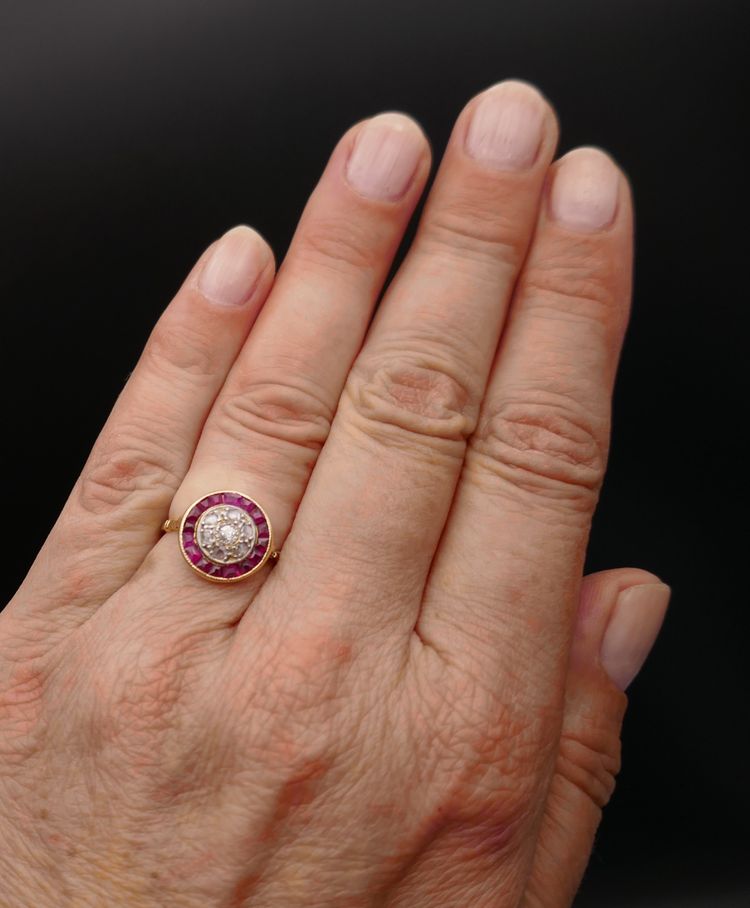 Anello Art Déco con diamanti e rubini calibrati.