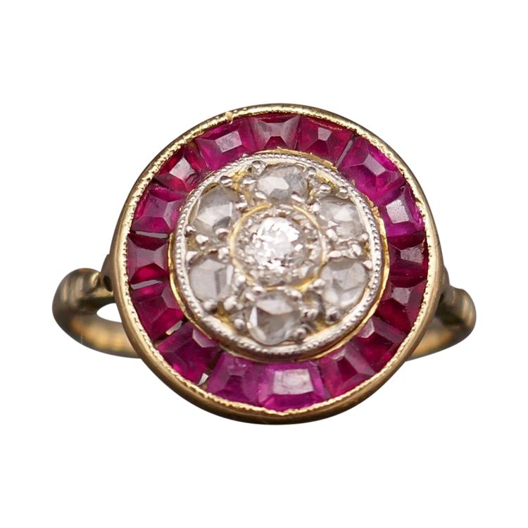 Anello Art Déco con diamanti e rubini calibrati.