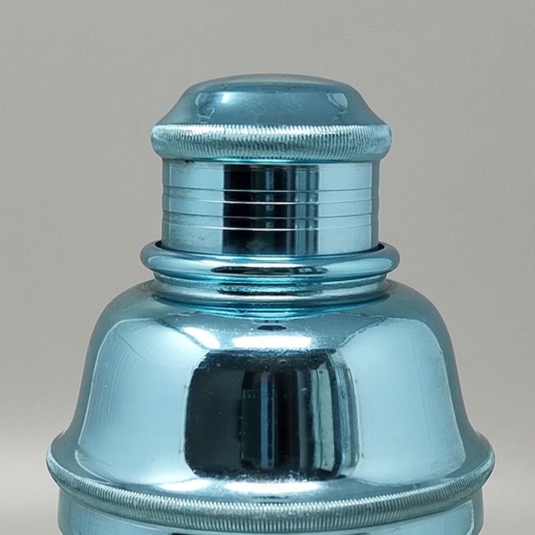 1960s Gorgeous Light Blue Cocktail Shaker by Lumium in Pure Aluminum. Fabriqué en Angleterre