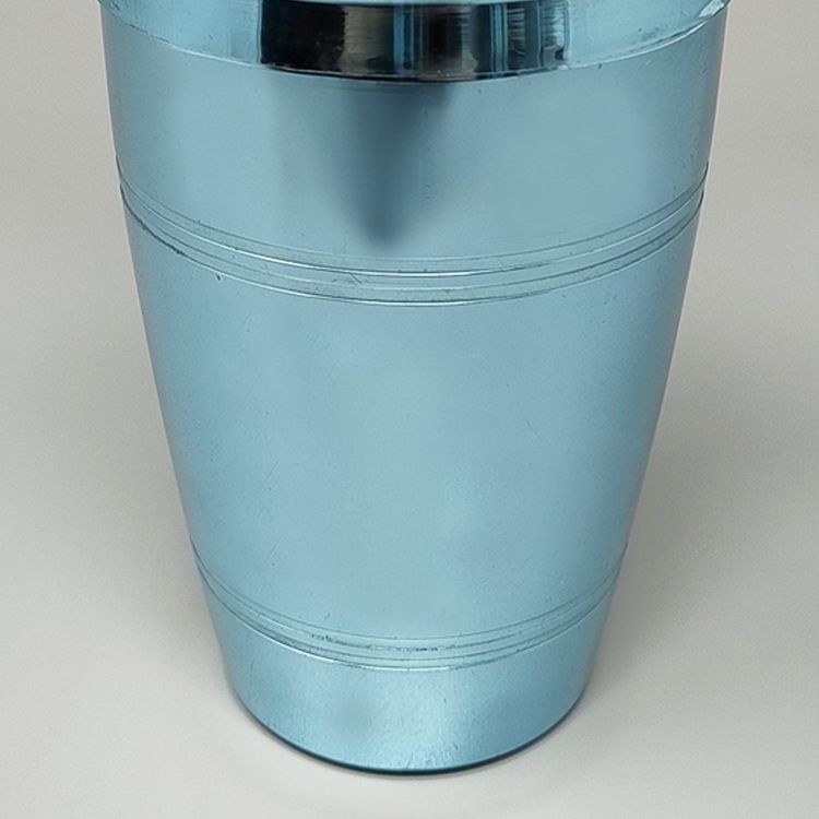 1960s Gorgeous Light Blue Cocktail Shaker by Lumium in Pure Aluminum. Fabriqué en Angleterre