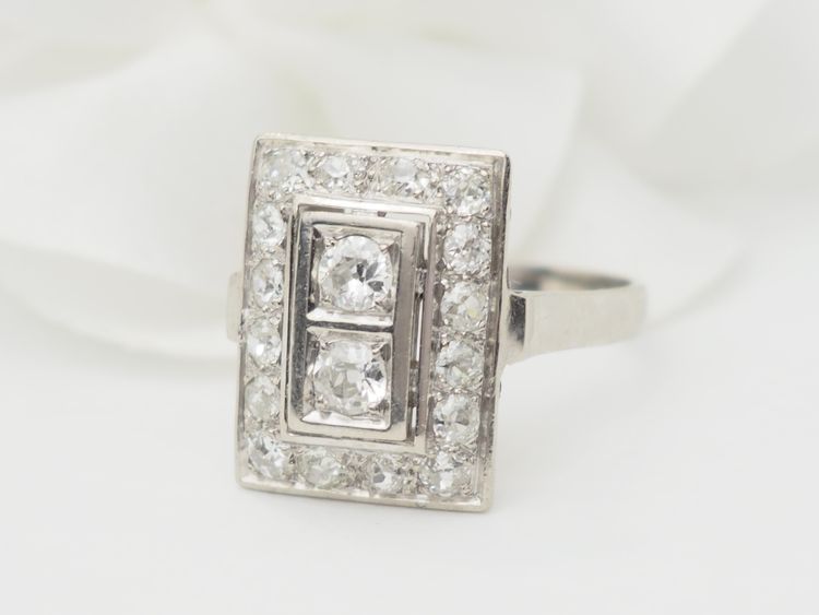 Art Deco ring in white gold and platinum, diamonds