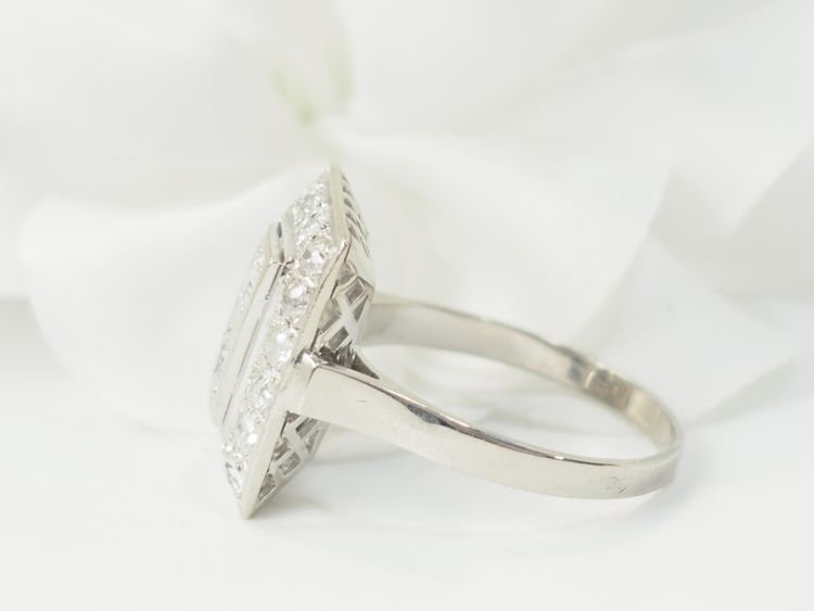 Art Deco ring in white gold and platinum, diamonds