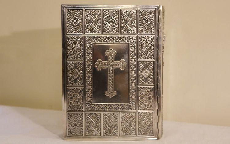 Couverture de bible  en métal argenté 