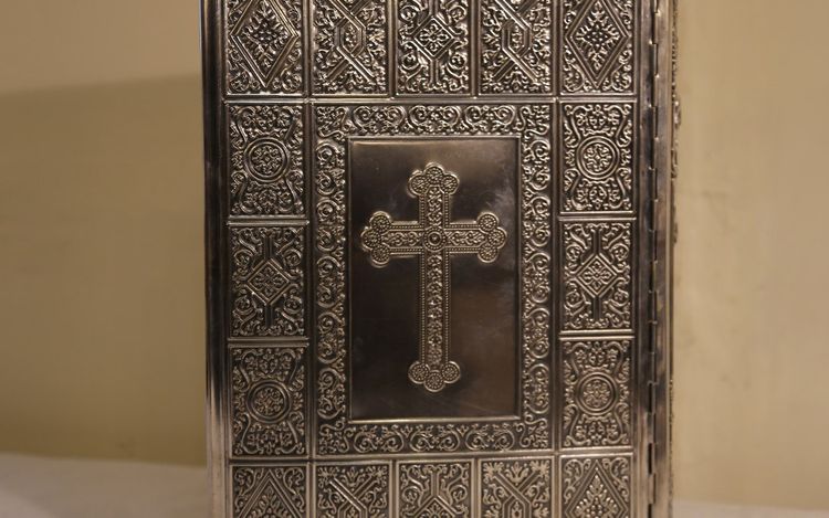 Couverture de bible  en métal argenté 