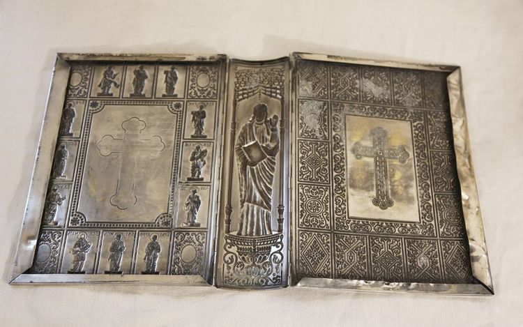 Couverture de bible  en métal argenté 