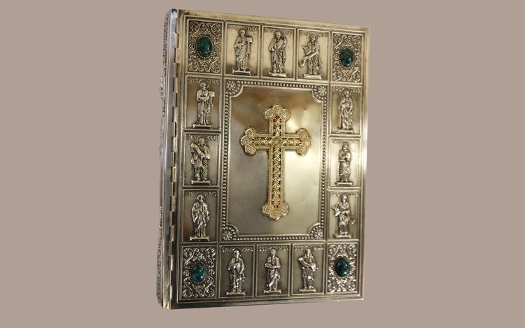 Couverture de bible  en métal argenté 