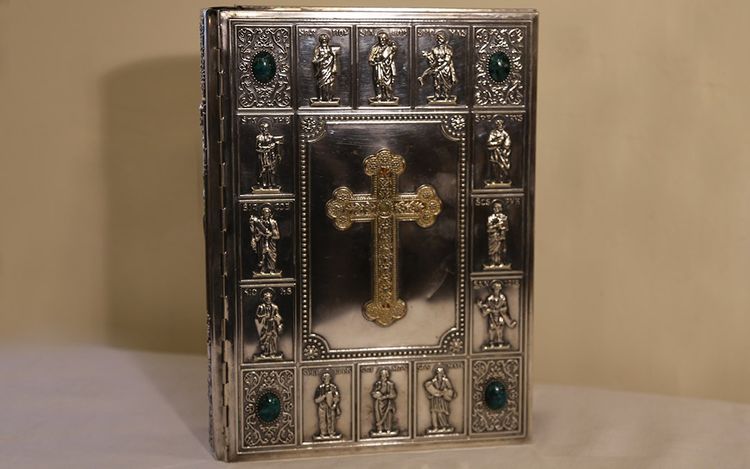 Couverture de bible  en métal argenté 