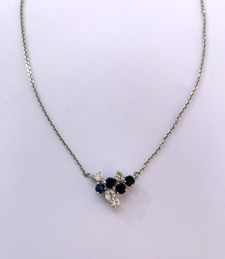 Collana in oro bianco con diamanti e zaffiri incastonati