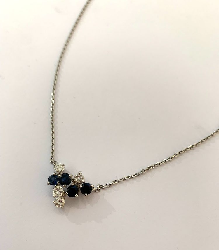 Collana in oro bianco con diamanti e zaffiri incastonati