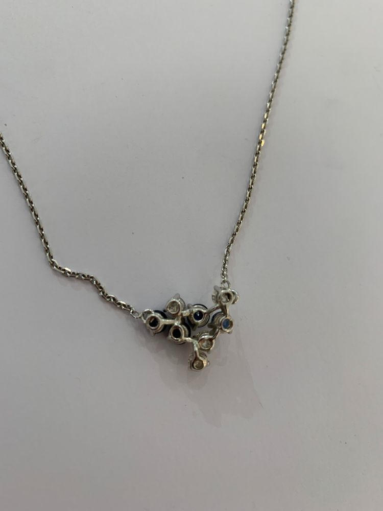 Collana in oro bianco con diamanti e zaffiri incastonati
