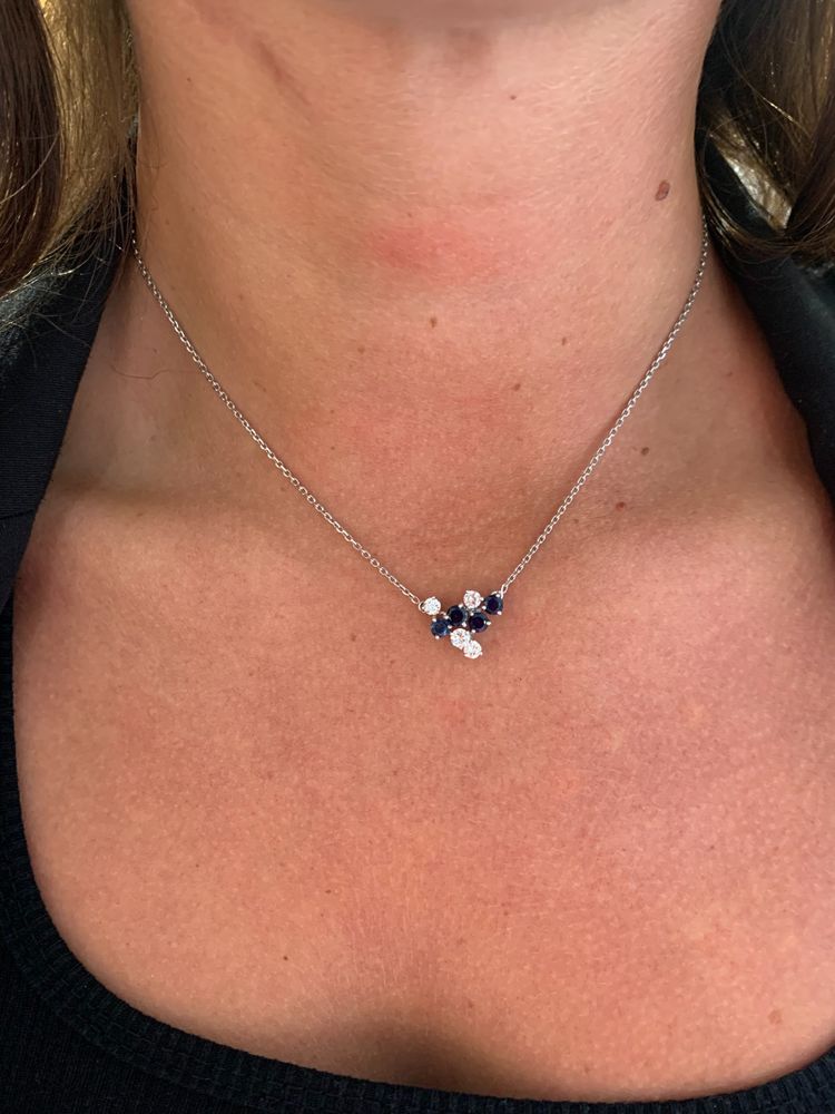 Collana in oro bianco con diamanti e zaffiri incastonati