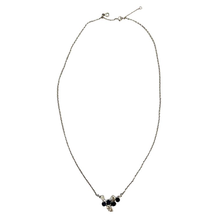 Collana in oro bianco con diamanti e zaffiri incastonati