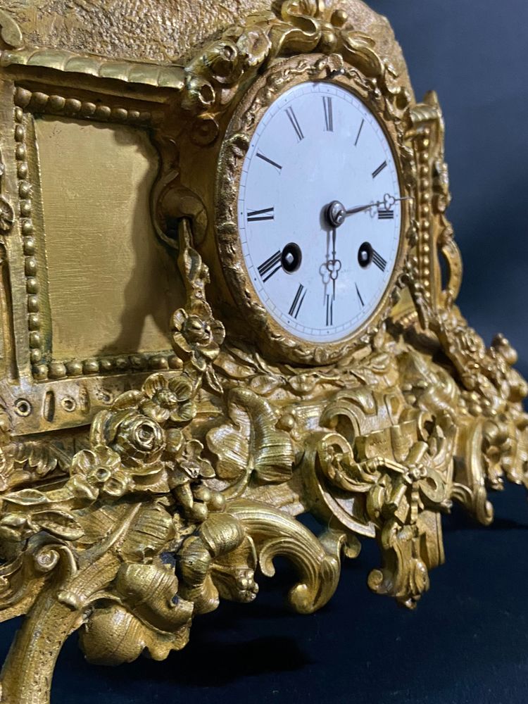 Pendule XIXe au jeune coupe romantique en bronze doré époque 1830