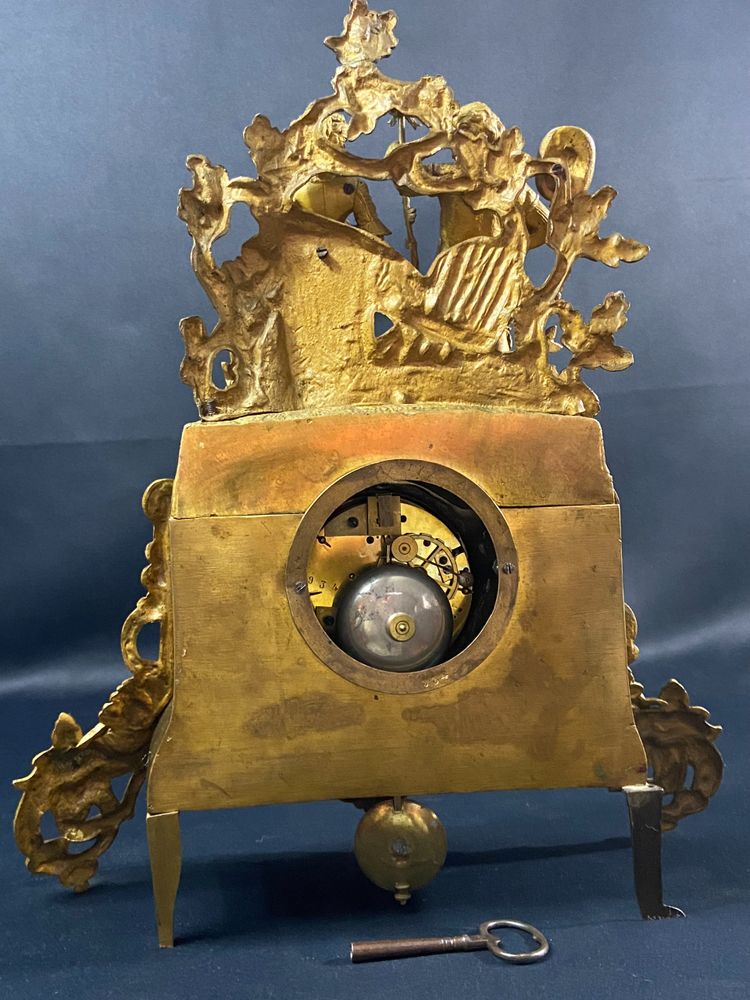 Pendule XIXe au jeune coupe romantique en bronze doré époque 1830
