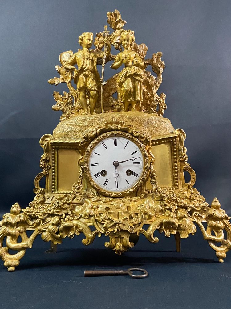 Pendule XIXe au jeune coupe romantique en bronze doré époque 1830