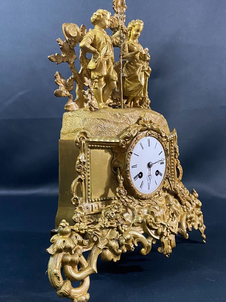 Pendule XIXe au jeune coupe romantique en bronze doré époque 1830