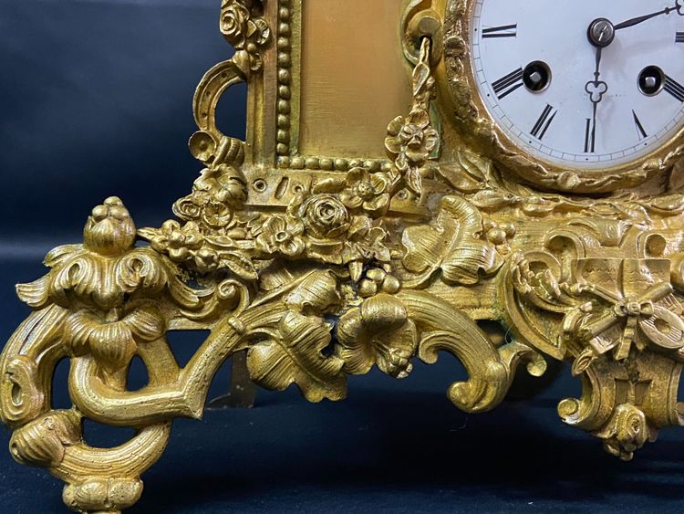 Pendule XIXe au jeune coupe romantique en bronze doré époque 1830