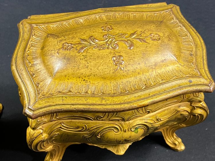 Coppia di portagioie in bronzo laccato giallo in stile Luigi XV, inizio XX secolo