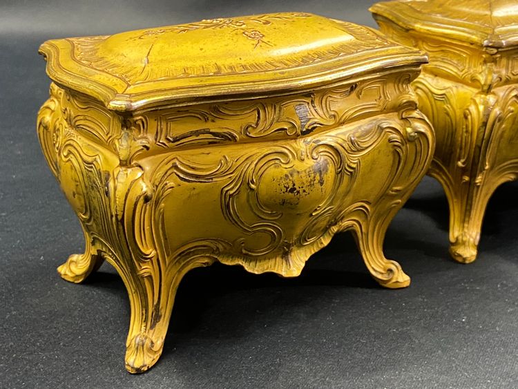 Coppia di portagioie in bronzo laccato giallo in stile Luigi XV, inizio XX secolo