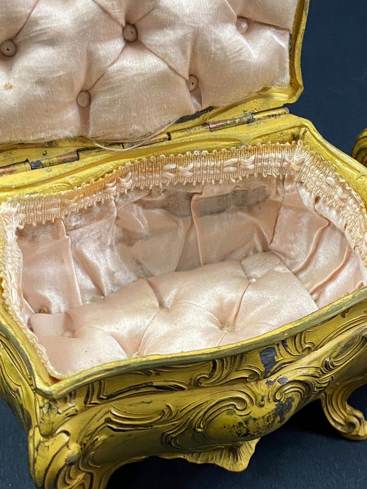 Coppia di portagioie in bronzo laccato giallo in stile Luigi XV, inizio XX secolo