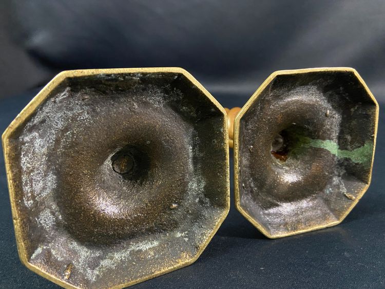 Paire de bougeoirs chandeliers torsadés en bronze Angleterre début XIXe