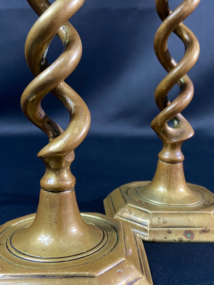Paire de bougeoirs chandeliers torsadés en bronze Angleterre début XIXe