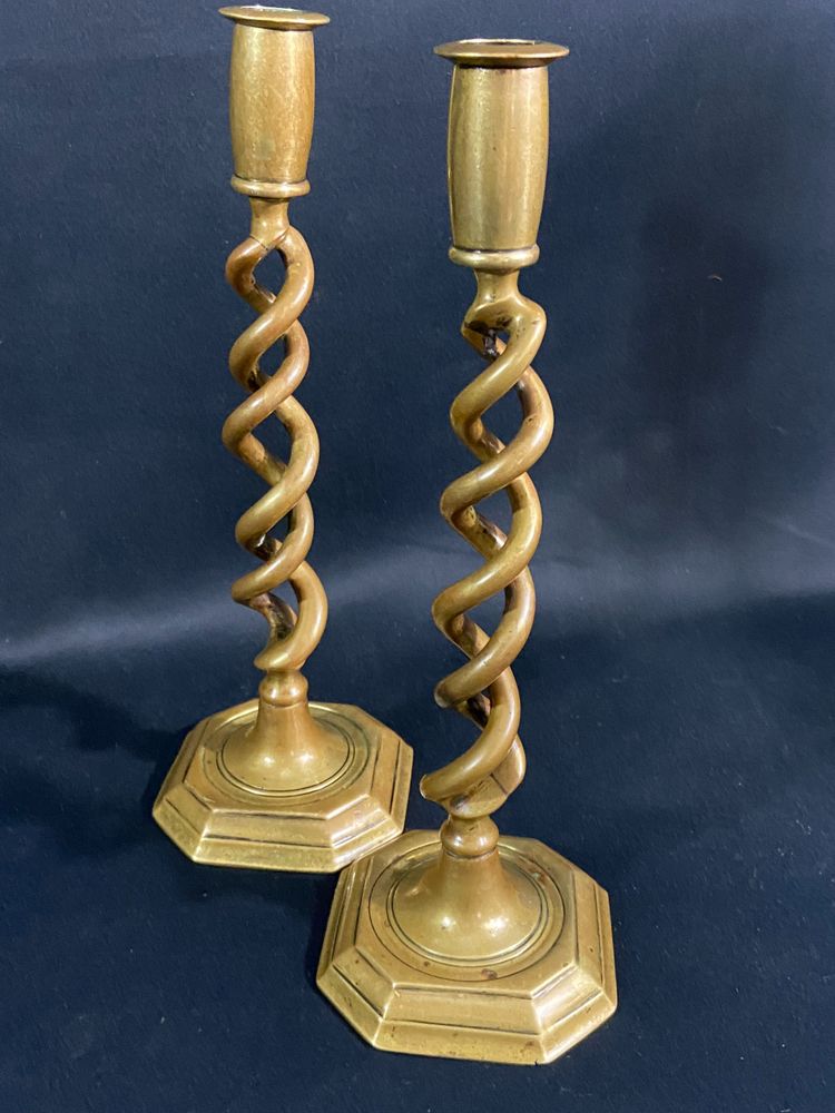 Paire de bougeoirs chandeliers torsadés en bronze Angleterre début XIXe