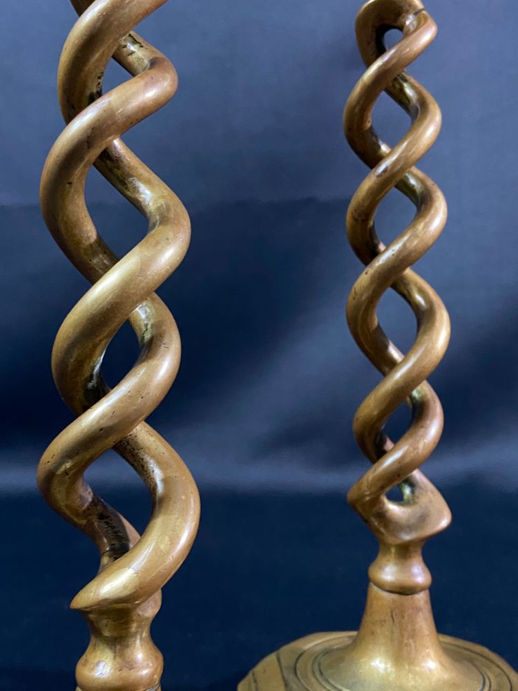 Paire de bougeoirs chandeliers torsadés en bronze Angleterre début XIXe