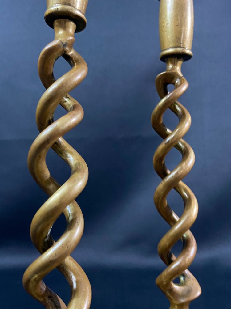 Paire de bougeoirs chandeliers torsadés en bronze Angleterre début XIXe