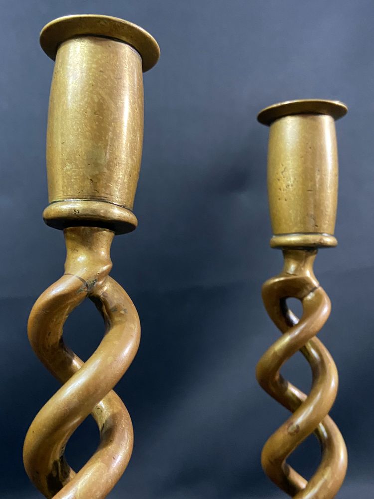 Paire de bougeoirs chandeliers torsadés en bronze Angleterre début XIXe