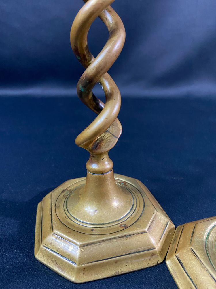 Paire de bougeoirs chandeliers torsadés en bronze Angleterre début XIXe