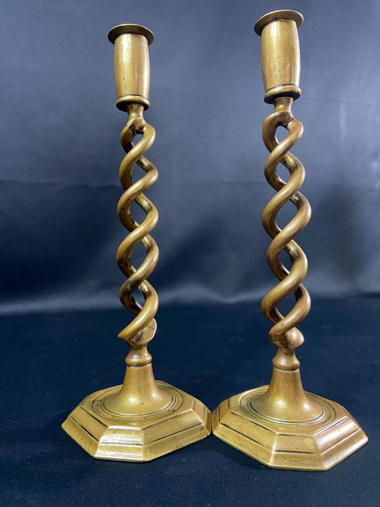 Paire de bougeoirs chandeliers torsadés en bronze Angleterre début XIXe