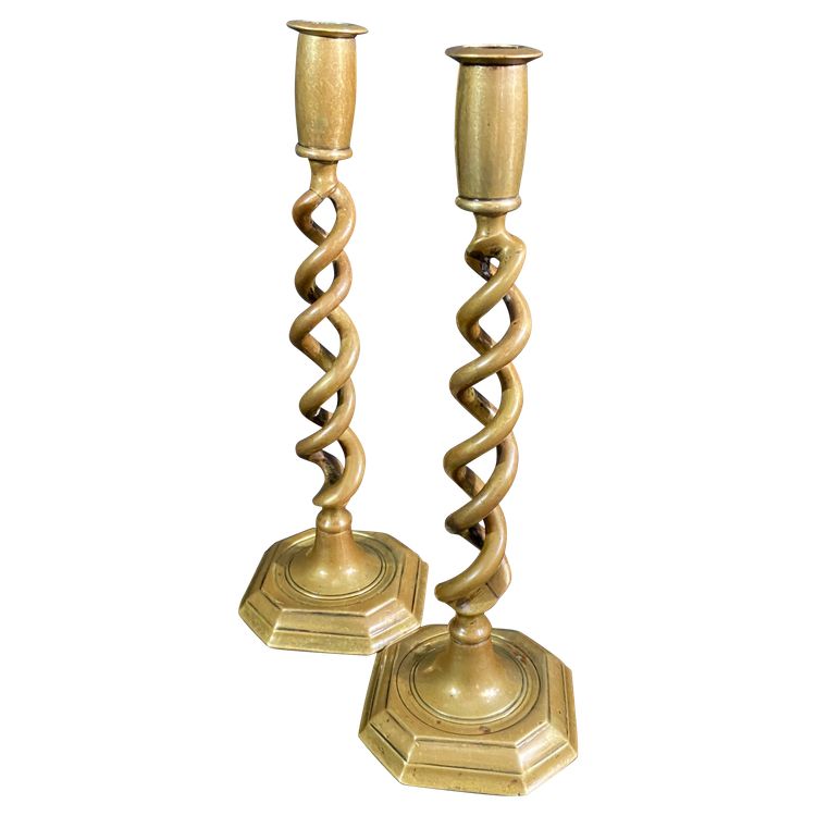 Paire de bougeoirs chandeliers torsadés en bronze Angleterre début XIXe