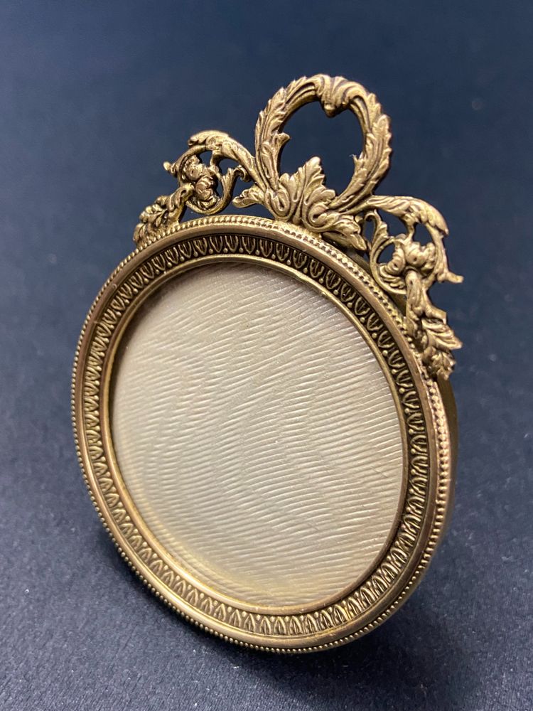 Cadre miniature à poser ou à suspendre en bronze doré fin XIXe style Louis XVI